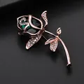 Exquisito broche de flor en oro rosa con cristal verde oscuro y diamantes de imitación - Verde