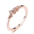 Gros plan macro d'une bague en or rose avec neuf cristaux clairs sur fond blanc - US 6 / Or rose