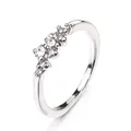 Détail d'une bague argentée ornée d'un groupe de neuf zircons en cristal transparent - US 6 / Argent