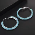 Créoles argentées scintillantes avec trois rangées de strass bleu clair sur noir - Bleu ciel