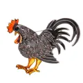 Detalle macro del broche de gallo con cristales brillantes e incrustación de esmalte - Forma de Gallo (Degradado Negro Gris) / Gris