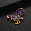Foto macro de broche de gallo con plumas de esmalte púrpura y brillantes diamantes rosa - Forma de Gallo (Degradado Púrpura) / Púrpura