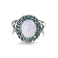 Foto macro de anillo de opale óvalo con halo de circonitas azules y banda plateada - US 6 / Como se muestra