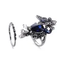 Vue détaillée d'une bague vintage argentée avec pierre bleue et motifs de papillons - Taille 6 / Bleu saphir