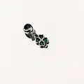 Detalle macro de un dije de trébol verde con hojas de corazón para pulseras DIY - Verde