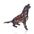 Detalle del broche de teckel con motivos florales coloridos y acabado en acrílico transparente - Labrador en cuclillas hacia la derecha
