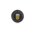 Macro di una spilla in smalto nero con boccale di birra e frase 'Cure What Ales You' - caffè