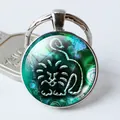 Vista detallada del llavero zodiaco Leo con motivo verde esmeralda en vidrio y metal plateado - Tótem de León Verde Esmeralda (Estilo 4)