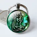 Detalle macro de un llavero plateado del zodiaco con patrón místico verde y vidrio - Símbolo de Fantasía Negro Verde (Estilo 5)