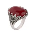 Gros plan détaillé d'une bague vintage sertie d'une gemme rouge ovale et métal argenté ciselé - US 6 / Rouge