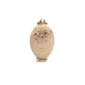 Detalle de relicario ovalado en oro rosa con grabados florales y patrones de hojas - Rosa oro