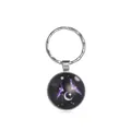 Detalle macro del llavero de aleación de plata con cúpula de vidrio y galaxia púrpura zodiaco - Sagitario (9)