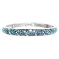 Détail d'un bracelet jonc argenté avec strass bleu ciel et motif diagonal élégant - Argent & Bleu