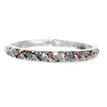 Détail macro d'un bracelet argenté serti de cristaux colorés et bords texturés - Argent + Multicolore