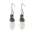 Détail de boucles d'oreilles vintage en forme de goutte avec perles blanches dépolies - Blanc Argenté Rétro (HW)