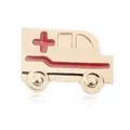 Detalle de broche de ambulancia dorado con cruz roja y acabados de esmalte brillante - Dorado