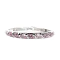 Détail de strass roses sertis sur un bracelet de mode argenté au design tressé - Argent et Rose Rouge