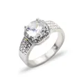 Vue macro d'une bague en argent de luxe avec zircon rond et sertissage pavé de diamants - US 6 / Argent
