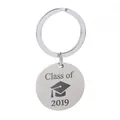 Detalle de un llavero de graduación plateado con grabado de Class of 2019 y birrete - Birrete Clase de 2019 Placa Redonda