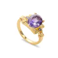 Bague dorée avec pierre précieuse violette ovale et texture lave sur fond blanc - US 6 / Violet
