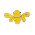 Vista macro de broche de abeja en esmalte amarillo con bordes dorados y acabado brillante - Abeja Amarilla