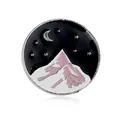 Broche en émail avec motif ciel nocturne montagnes étoiles et lune sur fond blanc - Lune Argentée
