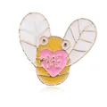 Detalle macro del broche de abeja esmaltada con alas, corazón rosa y letras BAE - Corazón Abeja