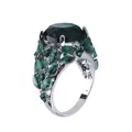 Gros plan des cristaux marquise verts et de l'émeraude sur une bague cocktail en argent - US 6 / Bleu