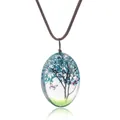 Pendentif ovale en résine avec fleurs séchées et motif papillon sur un cordon tressé - Bleu ciel