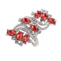 Détail macro d'une bague de luxe en alliage argenté avec rubis rouges et cristaux - Rouge / US 6