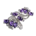Détail macro d'une bague argentée en S avec cristaux violets et pavé de diamants - Violet / US 6