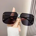 Lunettes de soleil aviateur en métal noir avec rivets argentés et monture demi-cerclée - Monture Dorée Verres Gris