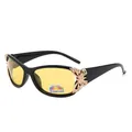 Lunettes de soleil Y2K polarisées pour femmes avec monture noire et détail papillon doré - Monture Noire Lentille Jaune Vision Nocturne Décor Or