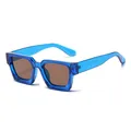 Vintage zonnebril met blauw transparant montuur en bruine glazen in een zijwaartse hoek - Blauw Frame Thee Glazen
