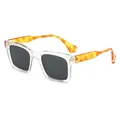 Lunettes de soleil carrées à monture rose avec branches en écaille jaune et verres foncés - Monture Blanche Transparente Verres Gris