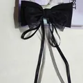 Détail d'un nœud papillon noir élégant en organza brodé avec des pompons fluides - Nœud à Long Ruban / Noir