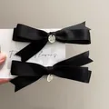 Elegante coppia di fermagli per capelli a fiocco in raso nero con emblemi in metallo - Fiocco in Rete Nera