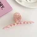 Dettaglio del fermaglio per capelli in acetato marmorizzato rosa su fondo in pelle - Rosa Fiori di Ciliegio (Stile Incrociato)