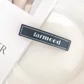 Gros plan détaillé d'une pince à cheveux rectangulaire noire avec texte larmood et bordures - Pince à Bec de Canard Noire Rectangulaire