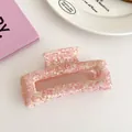 Dettaglio molletta per capelli in acetato con trama marmorizzata rosa su sfondo neutro - Rosa Fiori di Ciliegio (Grande Stile Rettangolare)