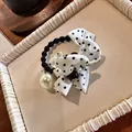 Elastico per capelli con fiocco a pois, grande perla finta e spirale nera elastica - Perla beige