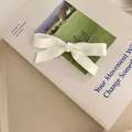 Barrette à cheveux blanche en cuir avec nœud minimaliste sur un magazine coréen - Blanc