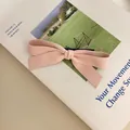 Barrette à cheveux élégante en cuir rose clair avec un fini mat pour un style féminin épuré - Rose
