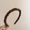 Cerchietto plissettato in raso marrone scuro con design a corona alta in stile coreano - Bordo Sottile Plissettato / Marrone