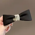 Fermaglio per capelli con fiocco in raso nero con perle e ciondolo dorato a mano - Nero