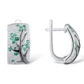 Détail de boucles d'oreilles fleurs argentées avec branches noires et cristaux verts - Zircon Vert