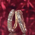 Détail macro de boucles d'oreilles créoles en or rose avec pavé de zircons brillants - Or rose