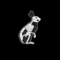 Broche de conejo gótico en acrílico negro con un patrón de esqueleto blanco impreso - Estilo Esqueleto De Conejo (XZ1430)