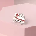 Spilla moderna a forma di ambulanza in smalto argento con croce rossa su rosa - Argento