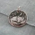 Pendentif de collier lune et renard endormi en argent vintage avec relief forestier - Argent antique